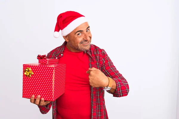 Hombre Mediana Edad Con Sombrero Navidad Santa Celebración Regalo Sobre — Foto de Stock