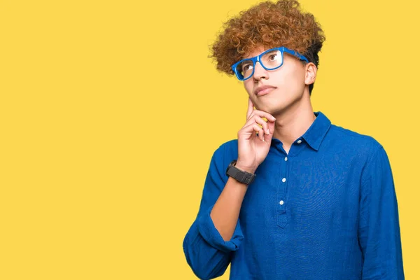 Joven Hombre Guapo Con Pelo Afro Con Gafas Azules Con —  Fotos de Stock