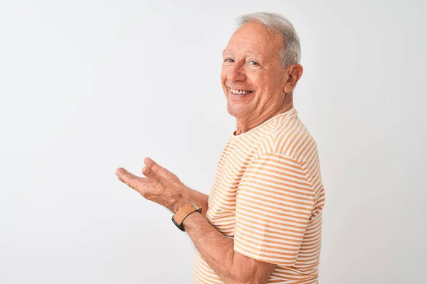 Senior Γκρι Μαλλιά Άνδρας Φορώντας Ριγέ Shirt Στέκεται Πάνω Από — Φωτογραφία Αρχείου