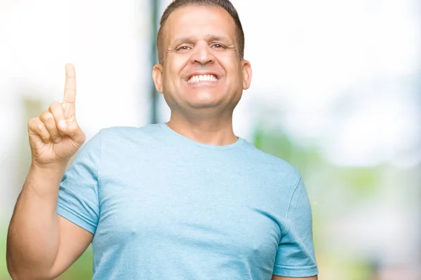 Homem Árabe Meia Idade Vestindo Camiseta Azul Sobre Fundo Isolado — Fotografia de Stock