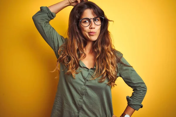 Jovem Mulher Bonita Vestindo Camisa Verde Óculos Sobre Fundo Isolado — Fotografia de Stock