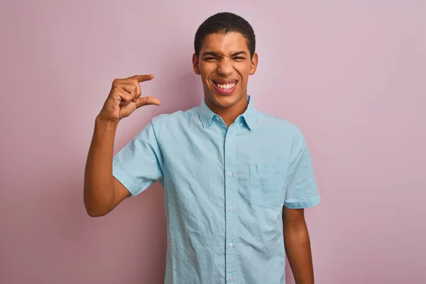 Joven Hombre Árabe Guapo Con Camisa Azul Pie Sobre Fondo —  Fotos de Stock