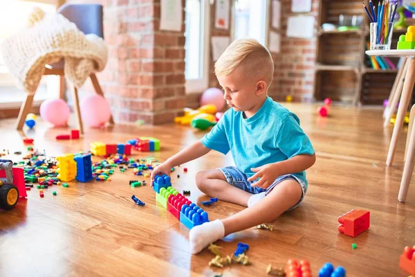 Junge kaukasische Kinder spielen im Kindergarten mit Spielzeug. Vorschule — Stockfoto