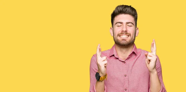 Jovem Bonito Homem Casual Negócios Sorrindo Cruzando Dedos Com Esperança — Fotografia de Stock