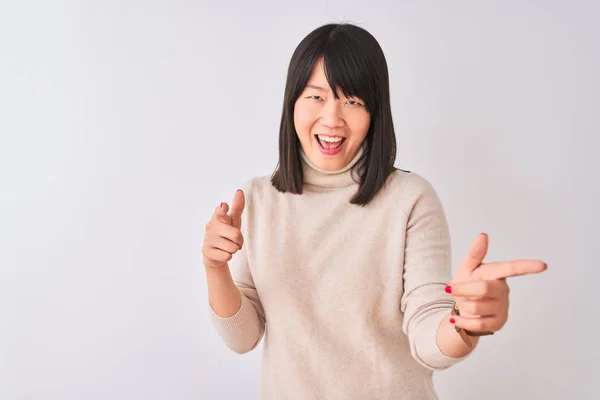 Jonge Mooie Chinese Vrouw Draagt Coltrui Geïsoleerde Witte Achtergrond Wijzende — Stockfoto