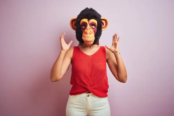 Kvinna Stående Klädd Shirt Och Monkey Mask — Stockfoto