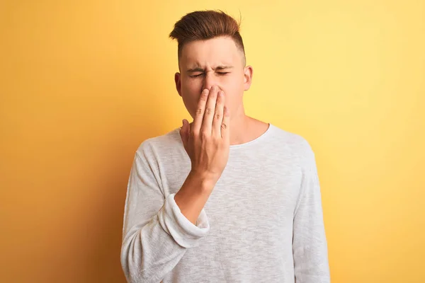 Jonge Knappe Man Met Wit Casual Shirt Geïsoleerde Gele Achtergrond — Stockfoto