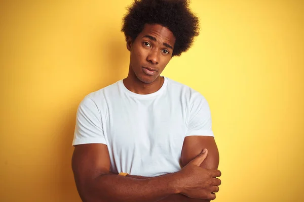 Amerikanischer Mann Mit Afro Haaren Weißes Shirt Skeptisch Und Nervös — Stockfoto