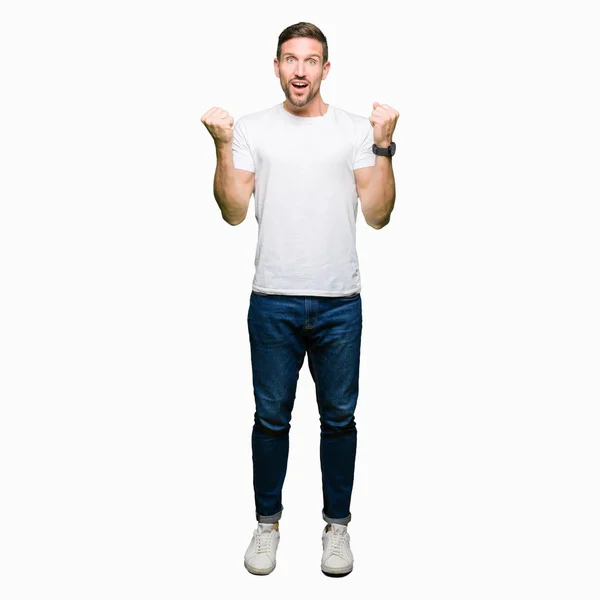 Hombre Guapo Vistiendo Camiseta Blanca Casual Celebrando Sorprendido Sorprendido Por — Foto de Stock