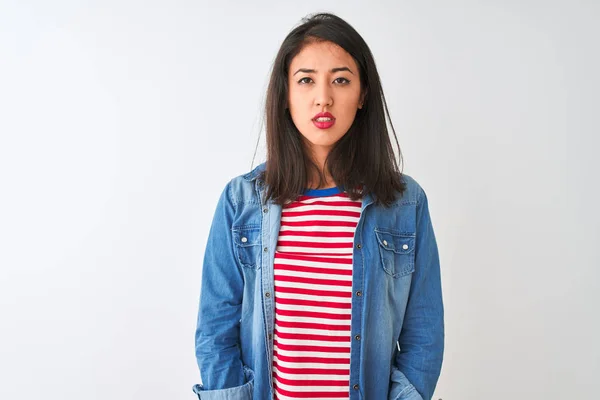 Ung Kinesisk Kvinna Bär Randig Shirt Och Denim Skjorta Över — Stockfoto