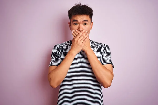 Jovem Asiático Chinês Homem Vestindo Listrado Shirt Sobre Isolado Rosa — Fotografia de Stock