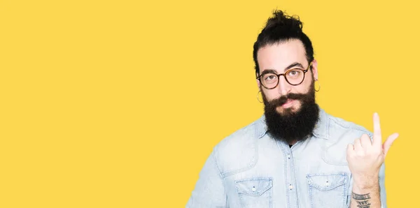 Jonge Hipster Man Met Lange Haren Baard Dragen Brillen Beckoning — Stockfoto