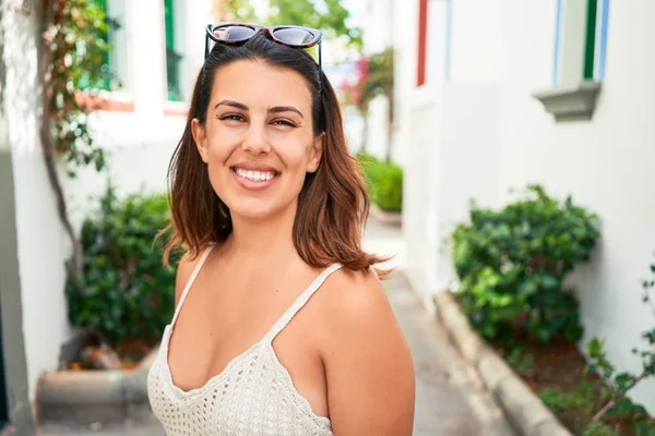 Wanita Cantik Muda Desa Penuh Warna Puerto Mogan Tersenyum Gembira — Stok Foto
