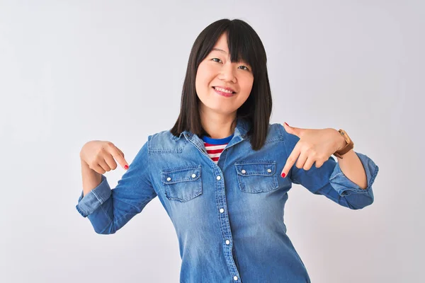 Jonge Mooie Chinese Vrouw Draagt Denim Shirt Geïsoleerde Witte Achtergrond — Stockfoto