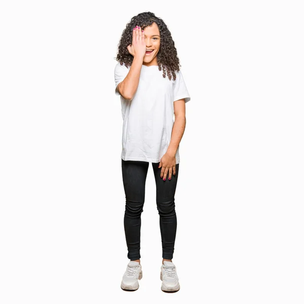 Jonge Mooie Vrouw Met Krullend Haar Dragen Witte Shirt Met — Stockfoto