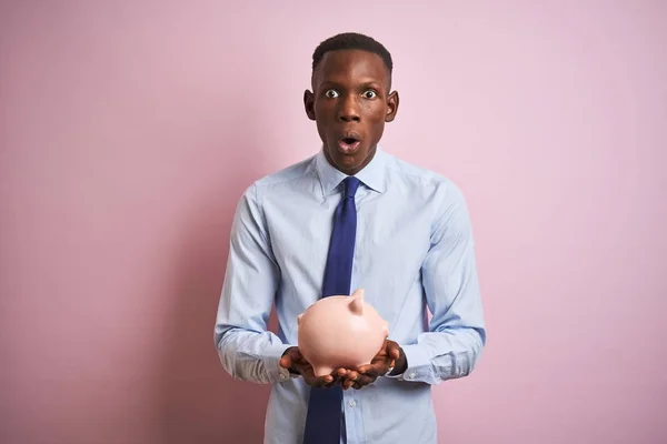 Africano Americano Empresário Segurando Porquinho Banco Sobre Isolado Fundo Rosa — Fotografia de Stock