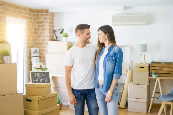 Hermosa Pareja Joven Que Muda Una Nueva Casa Sonriendo Cajas —  Fotos de Stock