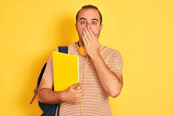 Estudiante Con Audífonos Mochila Sosteniendo Cuaderno Sobre Boca Aislada Cubierta — Foto de Stock