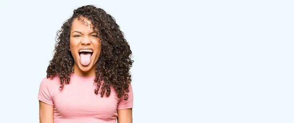 Jonge Mooie Vrouw Met Krullend Haar Dragen Roze Shirt Steken — Stockfoto