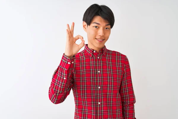 Jovem Chinês Vestindo Camisa Vermelha Casual Sobre Fundo Branco Isolado — Fotografia de Stock