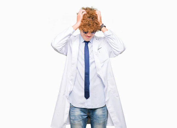 Młody Przystojny Naukowiec Mężczyzna Noszenie Profesjonalnego Płaszcze Okulary Cierpiące Bóle — Zdjęcie stockowe