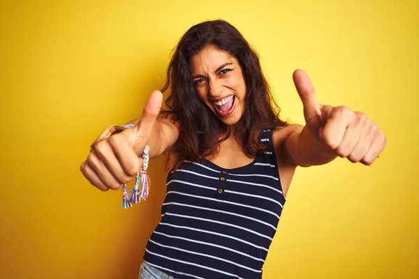 Jonge Mooie Vrouw Dragen Gestreepte Shirt Staande Geïsoleerde Gele Achtergrond — Stockfoto