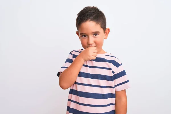 漂亮的小男孩穿着宽松的条纹T恤 站在孤立的白色背景上 感觉不舒服 咳嗽是感冒或支气管炎的症状 保健概念 — 图库照片