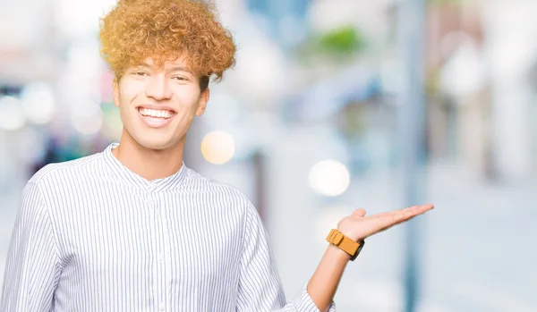 Mladý Pohledný Obchodní Muž Afro Vlasy Nosí Elegantní Tričko Úsměvem — Stock fotografie