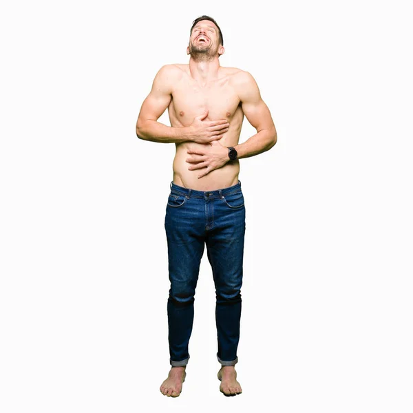 Bonito Homem Sem Camisa Mostrando Peito Sorrindo Rindo Forte Voz — Fotografia de Stock