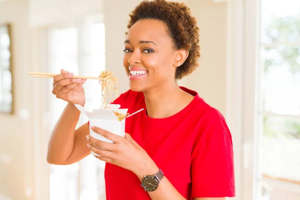 Schöne Junge Afrikanisch Amerikanische Frau Isst Nudeln Mit Essstäbchen — Stockfoto