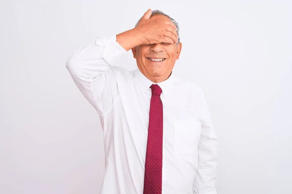 Senior Grauhaarige Geschäftsmann Trägt Elegante Krawatte Über Isoliertem Weißen Hintergrund — Stockfoto