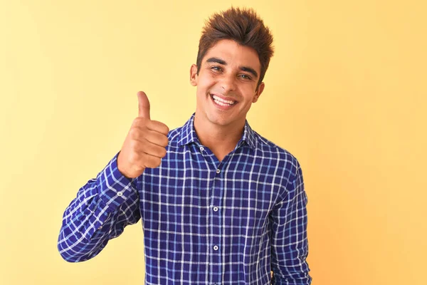 Homem Bonito Jovem Vestindo Camisa Casual Sobre Fundo Amarelo Isolado — Fotografia de Stock