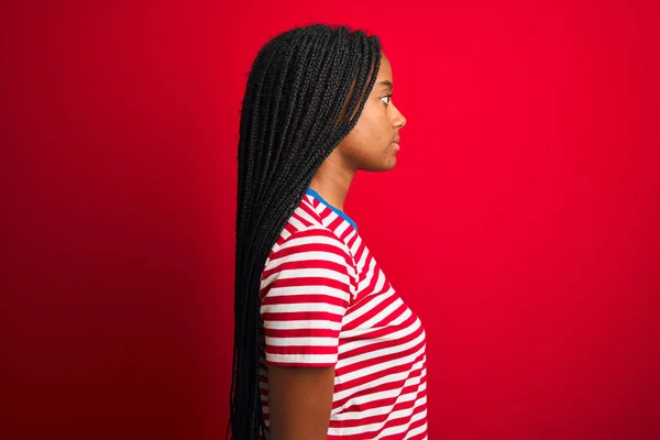 Jovem Afro Americana Vestindo Camiseta Listrada Sobre Fundo Vermelho Isolado — Fotografia de Stock