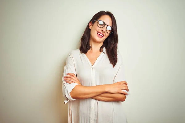 Joven Hermosa Mujer Con Camisa Gafas Pie Sobre Fondo Blanco —  Fotos de Stock