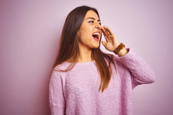 Jovem Mulher Bonita Vestindo Camisola Casual Sobre Fundo Rosa Isolado — Fotografia de Stock