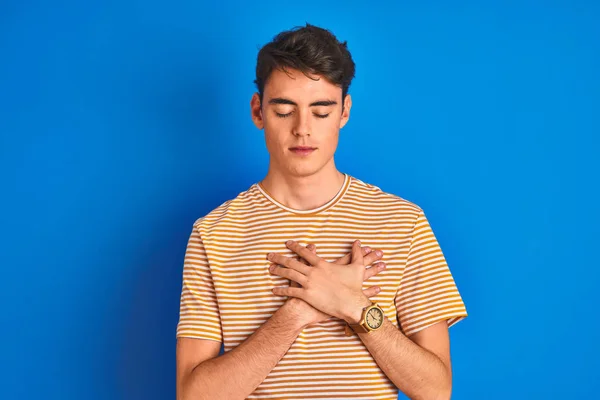 Menino Adolescente Vestindo Camiseta Casual Sobre Fundo Isolado Azul Sorrindo — Fotografia de Stock