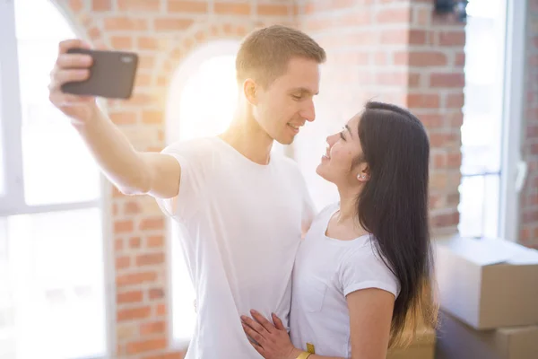 Lyckliga Unga Par Som Tar Selfie Med Smartphone — Stockfoto