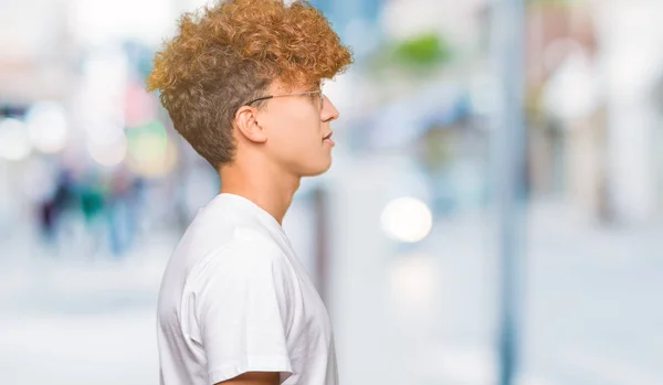 Afro Saçlı Gözlüklü Tarafına Seyir Yakışıklı Delikanlı Dinlenmek Doğal Yüz — Stok fotoğraf