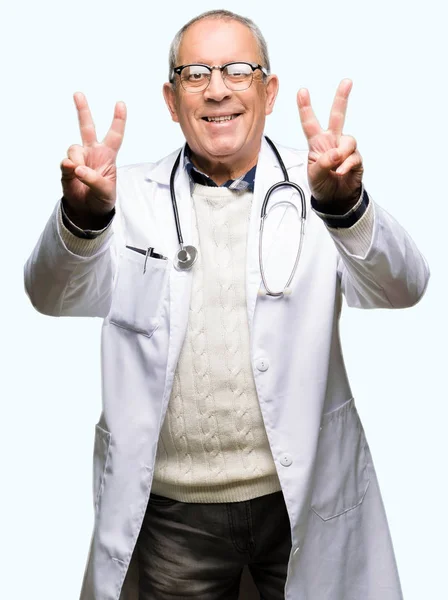 Bonito Médico Sénior Vestindo Casaco Médico Sorrindo Olhando Para Câmera — Fotografia de Stock