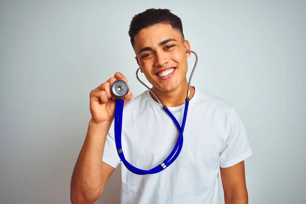 Joven Brasileño Sosteniendo Estetoscopio Pie Sobre Fondo Blanco Aislado Con — Foto de Stock