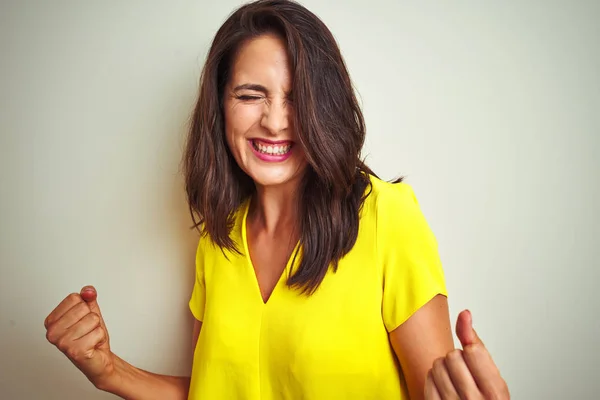 Jonge Mooie Vrouw Dragen Gele Shirt Staande Witte Geïsoleerde Achtergrond — Stockfoto