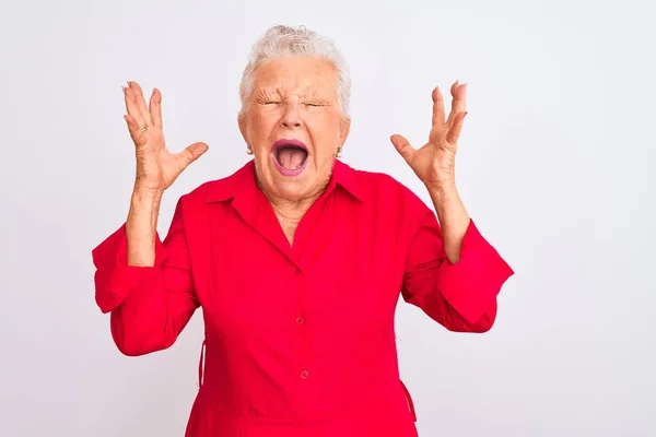 Eine Ältere Grauhaarige Frau Rotem Lässigem Hemd Steht Vor Isoliertem — Stockfoto