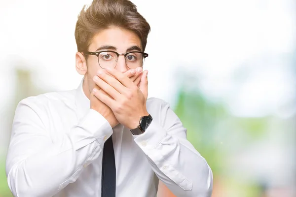 Der Junge Geschäftsmann Mit Der Brille Vor Isoliertem Hintergrund Schockierte — Stockfoto