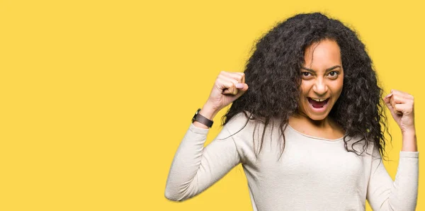 Menina Bonita Nova Com Cabelo Encaracolado Vestindo Camisola Casual Comemorando — Fotografia de Stock