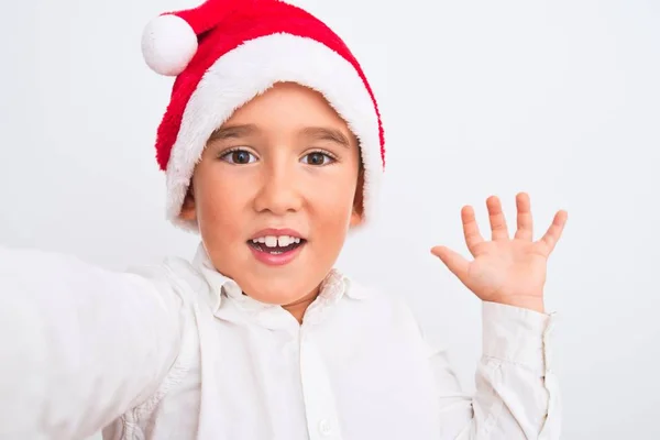 Menino Bonito Usando Chapéu Natal Santa Fazer Selfie Sobre Fundo — Fotografia de Stock