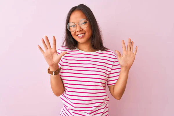 Jonge Chinese Vrouw Draagt Gestreept Shirt Bril Geïsoleerde Roze Achtergrond — Stockfoto