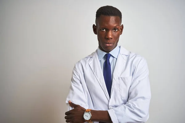 Jovem Médico Afro Americano Vestindo Casaco Sobre Fundo Branco Isolado — Fotografia de Stock