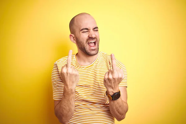 Sakallı Sarı Renkli Tişörtlü Sakallı Genç Bir Adam Orta Parmağını — Stok fotoğraf