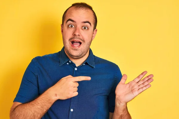 Hombre Joven Con Camisa Casual Mezclilla Pie Sobre Fondo Amarillo —  Fotos de Stock