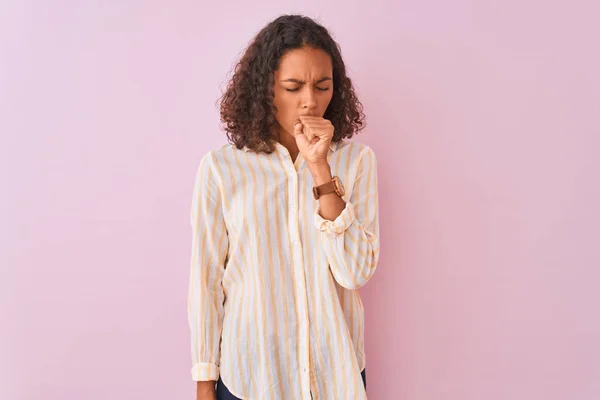 Jeune Femme Brésilienne Portant Une Chemise Rayée Debout Sur Fond — Photo